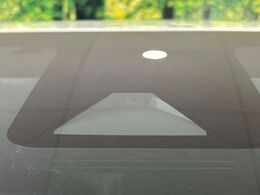 【トヨタセーフティセンス】走行中に前方の車両等を認識し、衝突しそうな時は警報とブレーキで衝突回避と被害軽減をアシスト。より安全にドライブをお楽しみいただけます。