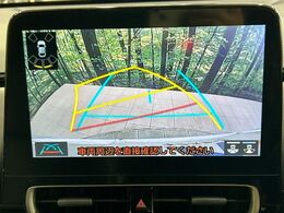 【バックカメラ】駐車時に後方がリアルタイム映像で確認できます。大型商業施設や立体駐車場での駐車時や、夜間のバック時に大活躍！運転スキルに関わらず、今や必須となった装備のひとつです！