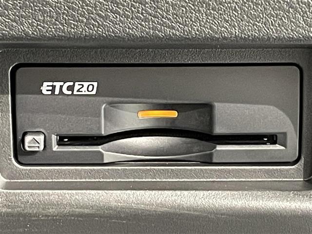 ◆【ETC2.0（DSRC）】ETCカードを挿入すれば料金所はノンストップで通過できます。ETC限定の割引や、高速道路の情報提供サービスを利用できます。