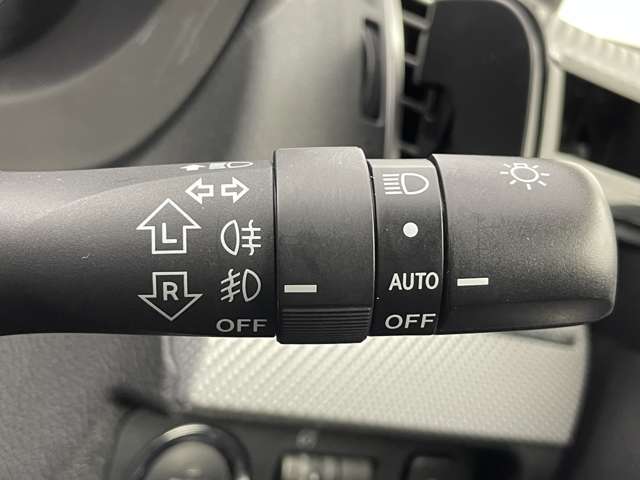 【ステアリング】軽い力で扱いやすいハンドルです。目立つ傷やスレなどなく綺麗な状態です！除菌プランいれていただくとさらに快適に！清潔なお車はお子様にも安心ですね！