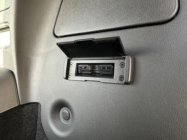 席横に収納ボックスがあります。車検証をはじめとする車両の書類や運転時の必需品などをご収納ください。