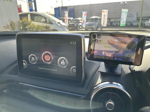 高速道路での走行がスムーズになるETC車載器付きです。助手席後ろにETCカード入れがあります。