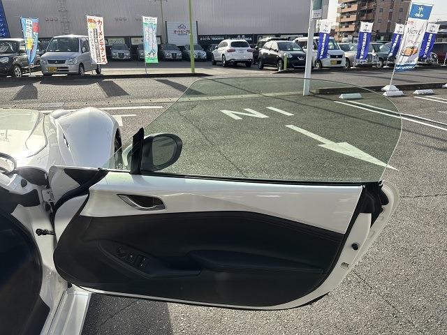 ブラックを基調としたインパネになります。シルバーのメッキがアクセントとなりかっこいい車内空間を演出します。