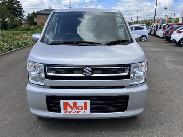 【当店のこだわり】入庫後のお車は選任スタッフによる細部清掃を実施しております。足回り、エンジンルーム、室内、室外を隅々まで綺麗にしております。展示車はピカピカです。全国配送も可能ですのでご相談下さい！