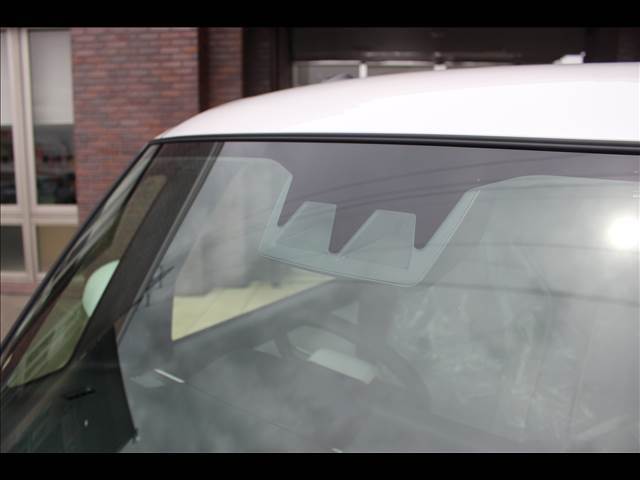 店内の大きなショールームには人気車種を展示してあります。暑い日でも涼しい店内でゆっくりご覧いただけます。