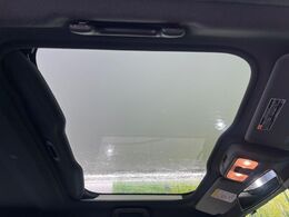 【ガラスルーフ】ガラスルーフ搭載で車内の解放感が一気にアップ！開放的なドライブをお楽しみいただけます。