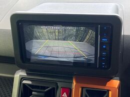 【バックカメラ】駐車時に後方がリアルタイム映像で確認できます。大型商業施設や立体駐車場での駐車時や、夜間のバック時に大活躍！運転スキルに関わらず、今や必須となった装備のひとつです！