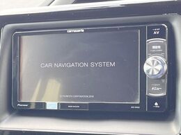 【純正ナビ】人気の純正ナビを装備。オーディオ機能も充実しており、Bluetooth接続すればお持ちのスマホやMP3プレイヤーの音楽を再生可能！毎日の運転がさらに楽しくなります！！