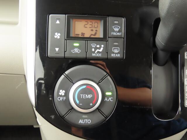 オートエアコン装備。温度設定ができて、室内快適ですよ。