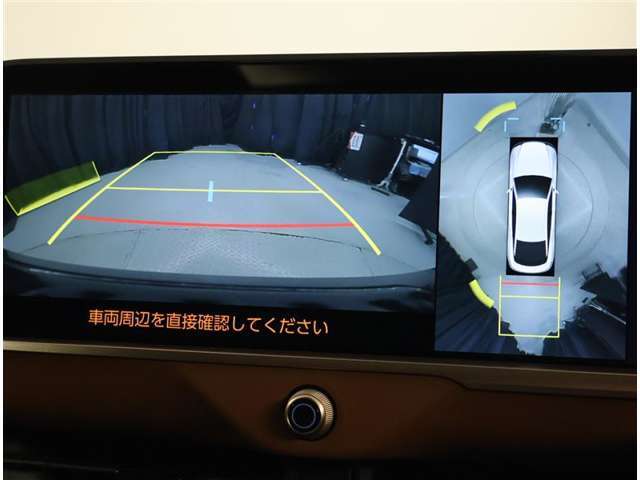 バックモニター付き。駐車の際のサポートとなり、必須アイテムのひとつですよね。それでも、バックする際は必ずご自身の目で確認をしてください。パノラミックビューで上から見下ろした視点でも確認できます！