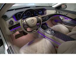 運転席にもしっかりとしたスペースが確保されております。エクスクルージブレザー　ピアノブラックウッドパネル　キーレスゴー　ヘッドアップディスプレイ　ナビゲーション　地デジチューナー　バックカメラ