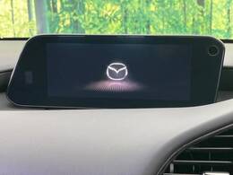【8.8インチマツダコネクト】車内の雰囲気にマッチした大型のディスプレイ。スマホ接続でのナビ使用やBluetooth再生等、様々な機能が楽しめます。直感的なダイヤル操作が可能で、使い勝手も良好です。