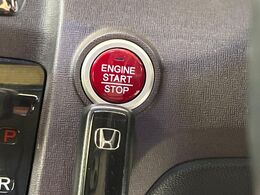 【スマートキー/プッシュスタート】鍵を持っているだけで、ドアロック解除・施錠からエンジンスタートまで操作できる便利な機能です。