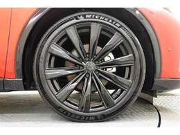 スポーティな純正アルミホイールでどこまでも走り出したくなりますね！