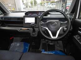 全体的に黒を基調にしたデザインで、外装色の白とのコントラストがデザイン性を引き立てます。