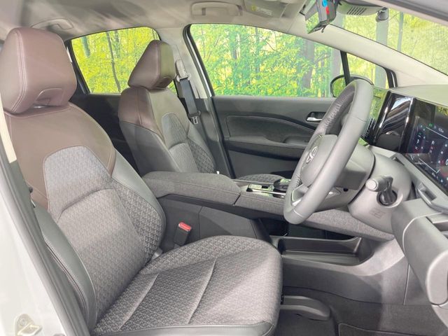 運転席シート廻りは使用感も少なく、良好な状態となっています。前オーナー様が丁寧に使っていたことがよくわかりますね。