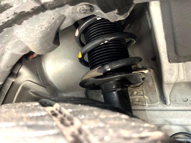 お車を安心してお乗りいただく為には、足回りの定期点検が欠かせません。サービスサポート（有償保証）では無料点検もご提供しており、安心のカーライフをお過ごしいただけるサポート体制が整っています。