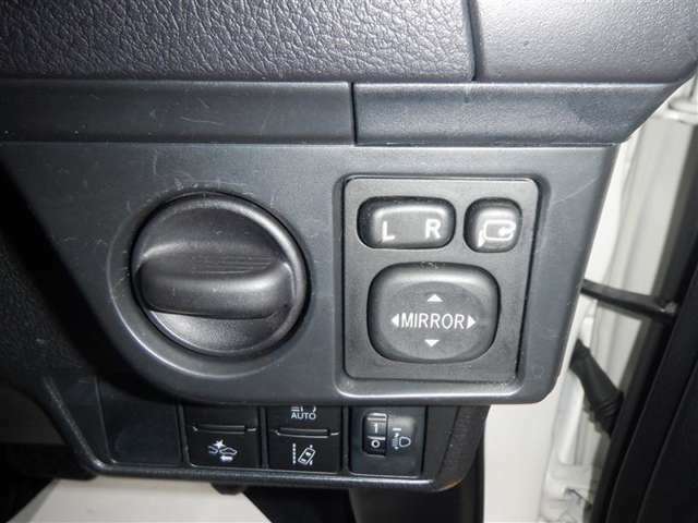 電動格納ミラーの操作スイッチです★　運転席に居ながら、ミラーの操作できますよ♪　一度使うと手放せない装備ですね（＾＾）/