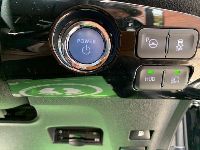 プッシュスタートは勿論オートハイビームやビルトインETCもついているので車内もすっきり、高速道路走行時もとてもスムーズです。