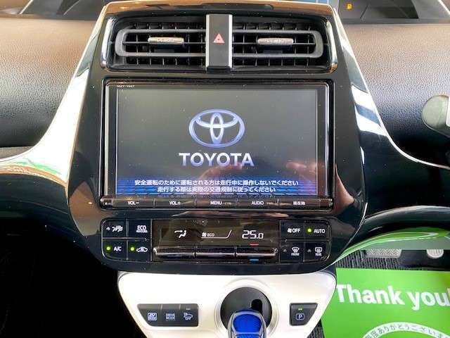 純正9インチナビ装着車輌で操作性や見やすさも大変良く、とてもおしゃれなオーディオパネル周りになってます。