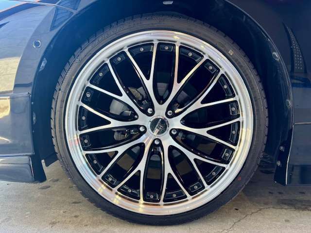 足元には新品19インチAWでスタイリッシュに決まっています。