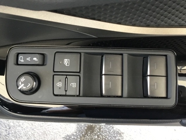 電動格納式リモコンドアミラーと、パワーウィンドウマスタースイッチ等は運転席ドアにあります。