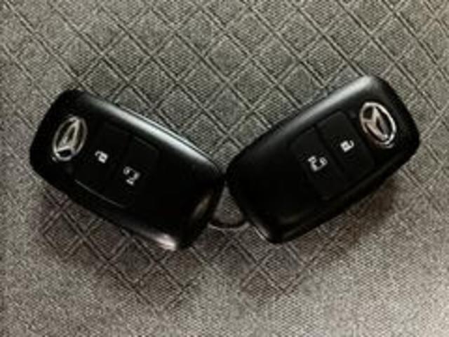 電子カードキーを携帯していれば、ドアハンドルやバックドアのリクエストスィッチを押すだけでドアの施錠、開錠が行えます。電子カードキーがないとエンジンが始動しない、盗難防止に役立つイモビライザー機能付