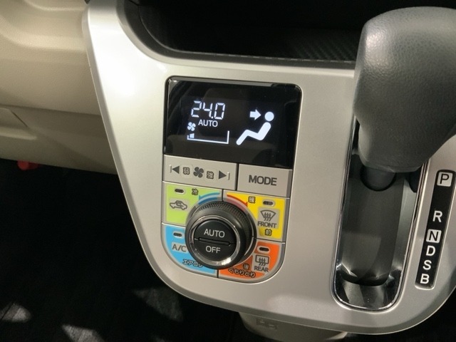 オートエアコンがついていますので、簡単操作で快適に過ごせます。希望の温度に自動調整してくれるのが便利です。