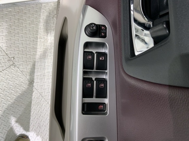 狭い駐車場で便利な電動格納ドアミラーが付いています。