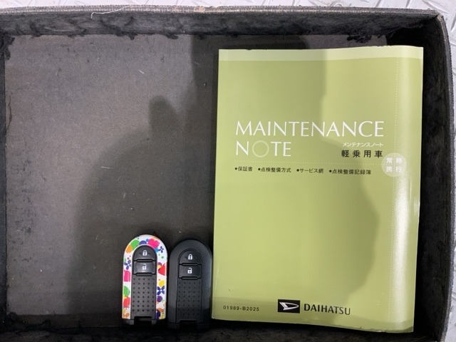 スマートキーは鍵をバッグに入れたままでもドアロックの開閉やエンジンのON・OFFができます。夜間や雨の日も鍵を探さなくて良いので便利です。