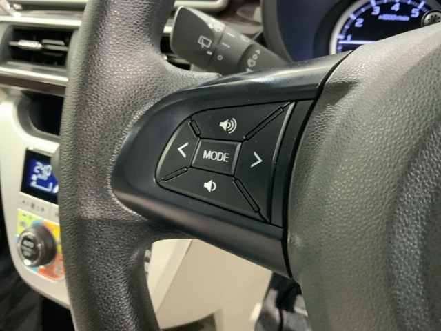 ステアリングにオーディオ操作スイッチが付いています。オーディオ画面に直接タッチしなくても操作が出来ますので、運転に集中できます。