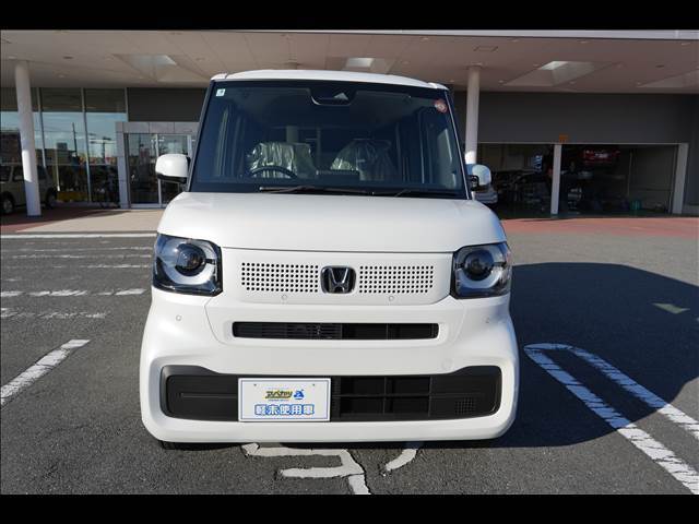 広い展示場には目移りしちゃうくらい軽・届出済未使用車が展示されてます