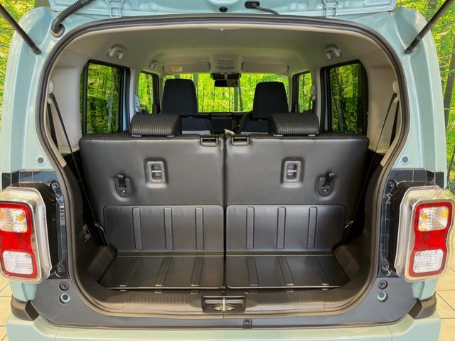 普段のお買い物や通勤、送迎等に十分な荷室スペースを確保しております。セカンドシートを倒すと、大きな荷物の積載も可能です♪