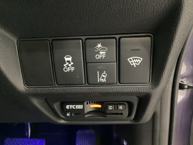 Hondaセンシング用の、VSA（ABS＋TCS＋横滑り抑制）解除とレーンキープアシストシステムのメインスイッチなどはハンドルの右側に装備しています。その下にETC2.0がついています。