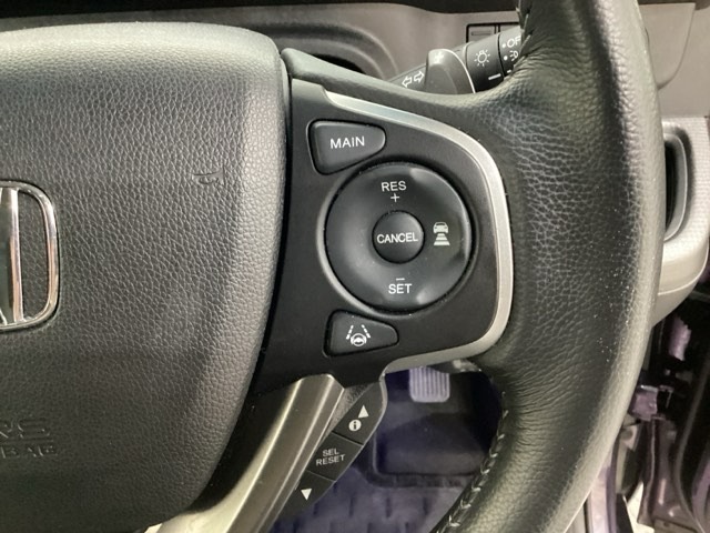 ハンドルにHondaセンシング系のクルーズコントロールやレーンキープアシストなどのスイッチが装備されています。ハンドルから手を離さず安全に操作できます。