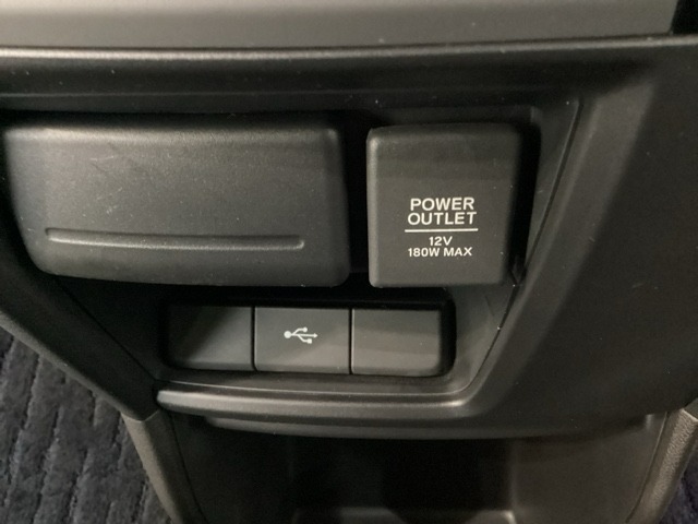 アクセサリーソケットはUSBのアダプターなどをつければ、スマホの充電にも使えます。下にはナビゲーション用の外部入力可能なUSB端子がついており、周辺には物が置けるボックスがついています。