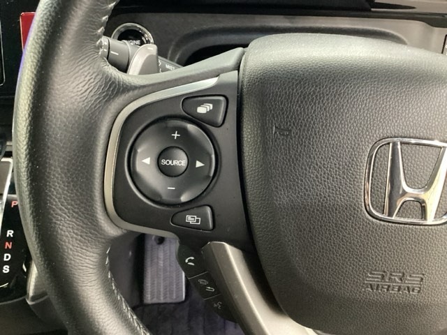 ステアリングスイッチがついていますので、オーディオのチャンネル変更、ボリューム、ジャンル変更が操作可能です。ハンドルから手を離さず安全に操作できます。