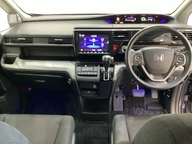 車内は光触媒抗菌消臭施工済です。スタイリッシュなデザインでスポーティなインパネ周りを演出します。グローブボックスやカップホルダーのほかにトレーなどたくさんの収納スペースが付いています。