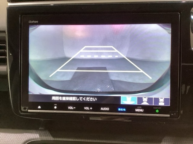 バックでの車庫入れも安心です！　リアカメラが付いているバックモニター付のナビを装備しております。操作線もついており距離感も画面から確認できます。
