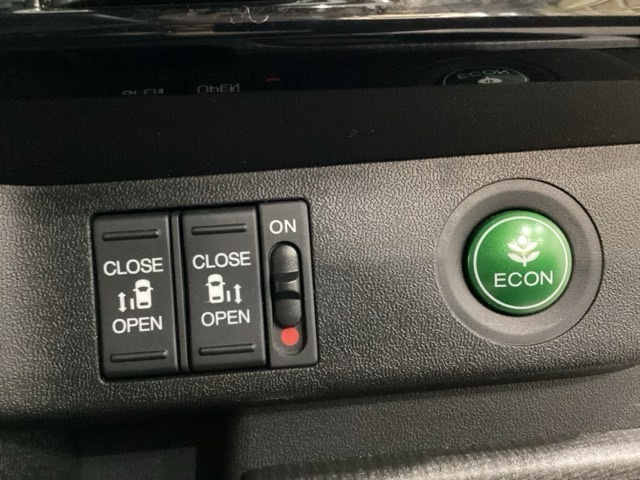 リアドアは乗り降りに便利な両側電動スライドドアです。また運転席に座っていながらスイッチ操作で自在にスライドドアを開け閉めできます。燃費に役立つECONボタンもここです。