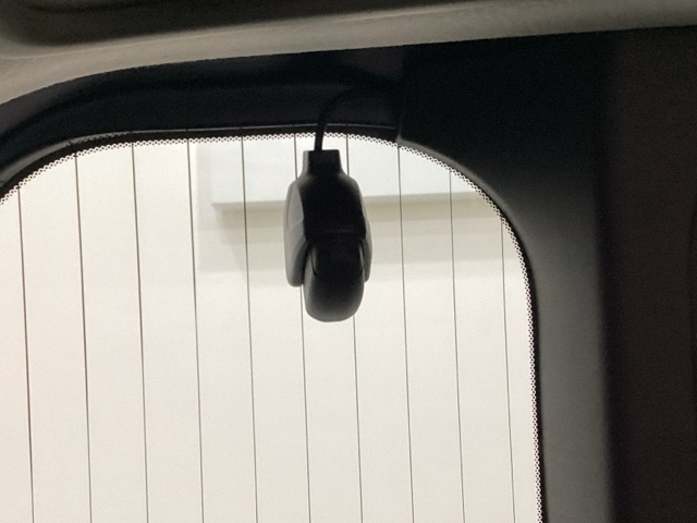 後方にもドライブレコーダーのカメラが付いています。前後両方でお車の周りを監視・記録いたします。