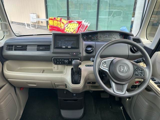 今の軽自動車は室内のスペースを広くとって作られています。このくらいのスペースがあれば運転もノンストレスではないでしょうか♪