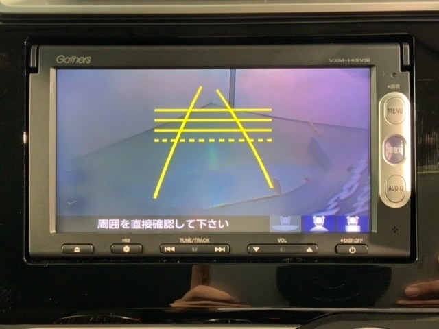 リバースギアに入れるだけで後方の表示へ切り替わります。夜間や雨の日の駐車も楽になりますよ。