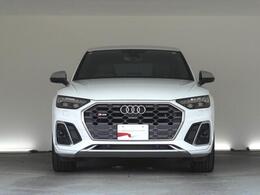 Audiデザインの特徴であるシングルフレームグリルが存在感を主張します。