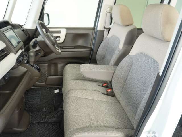 運転席と助手席は足元が繋がっているので自由に行き来しやすいので駐車場が狭いときでも助手席側からスムーズに乗り降りできて便利！