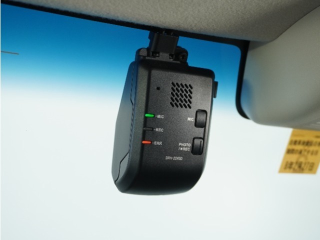 ◆ドライブレコーダー◆映像・音声などを記録する自動車用の装置です。　もしもの事故の際の記録はもちろん、旅行の際の思い出としてドライブの映像を楽しむことができます。