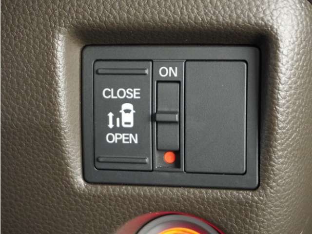 ◆電動スライドドア◆狭い駐車場でも乗り降りが楽々♪お子様が隣の車にドアを当ててしまう心配もございません！小さなお子様連れの方もこれで安心。