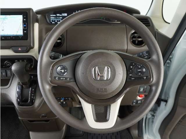 【Honda SENSING】 カメラ等装置で精度の高い検知能力を発揮、安全運転を支援します。ステアリング上のコントローラーに注目！