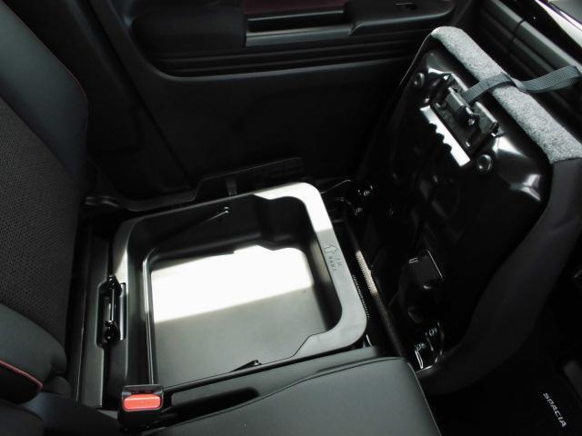 イスの下にも収納あります。