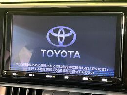 【純正ナビ】人気の純正ナビを装備しております。ナビの使いやすさはもちろん、オーディオ機能も充実！キャンプや旅行はもちろん、通勤や買い物など普段のドライブも楽しくなるはず♪